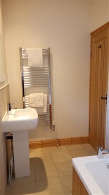 King en-suite bath with shower 